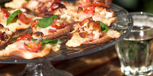 Macadamia mini-pizzas with cured ham and cheese