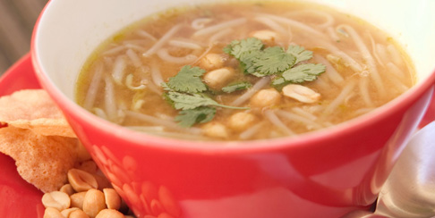 Orientalna zupa z orzeszkami ziemnymi