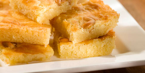 Blondies with cashew nuts